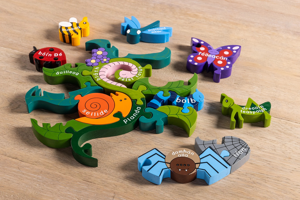 Alphabet Jigsaws Creepy Crawlies as Gaeilge