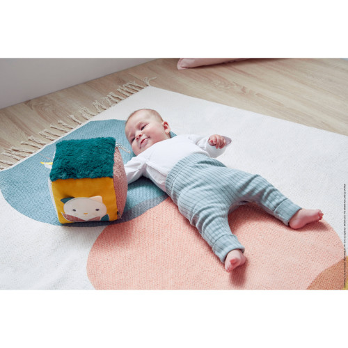 Sensory cube for baby